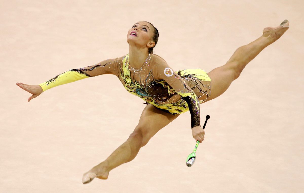 A világbajnok orosz Alina Kabajeva buzogánygyakorlatát mutatja be a 2004-es athéni olimpia ritmikus gimnasztika egyéni összetett versenyének selejtezőjében. Kabajeva olimpiai bajnok lett Athénban. MTI/EPA/Gero Brelör