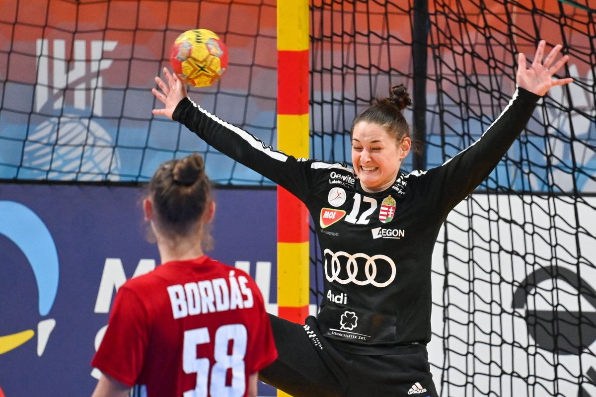 Szikora Melinda, a magyar válogatott kapusa a spanyolországi női kézilabda-világbajnokság E csoportjának második fordulójában Csehország ellen játszott mérkőzésen a llíriai sportcsarnokban 2021. december 4-én. MTI/Illyés Tibor