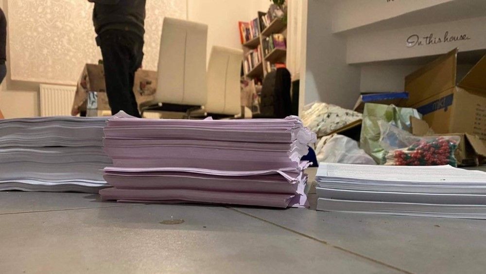Az előválasztás dokumentumai láthatóak az ominózus vecsési lakásban (Forrás: Mandiner.hu)