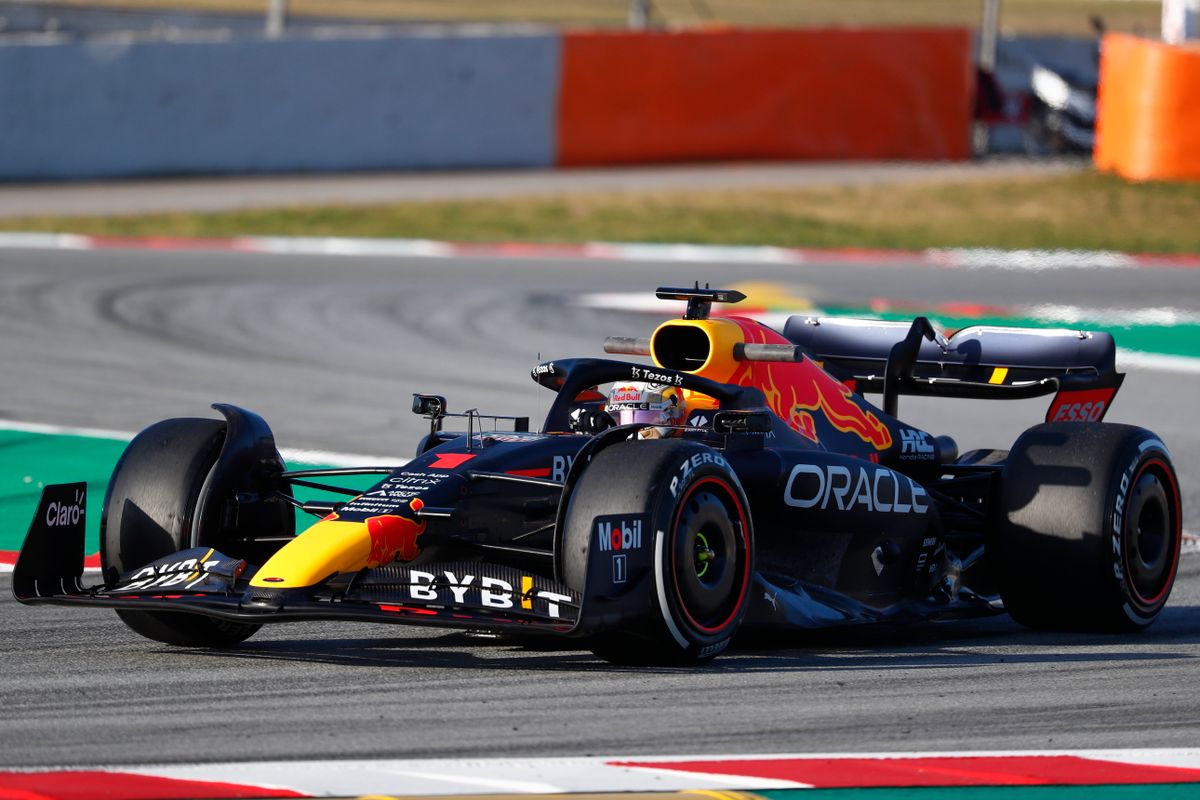 Max Verstappen, a Red Bull holland versenyzője teszteli versenyautóját a Barcelona melletti montmelói pályán 2022. február 23-án. MTI/AP/Joan Monfort