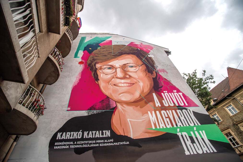 Karikó Katalint ábrázoló, ötemeletes falfestmény a budapesti Krisztina körúton, amelyet a Brain Bar jövőfesztivál szervezői készíttettek. <br> Fotó: MTI / Balogh Zoltán