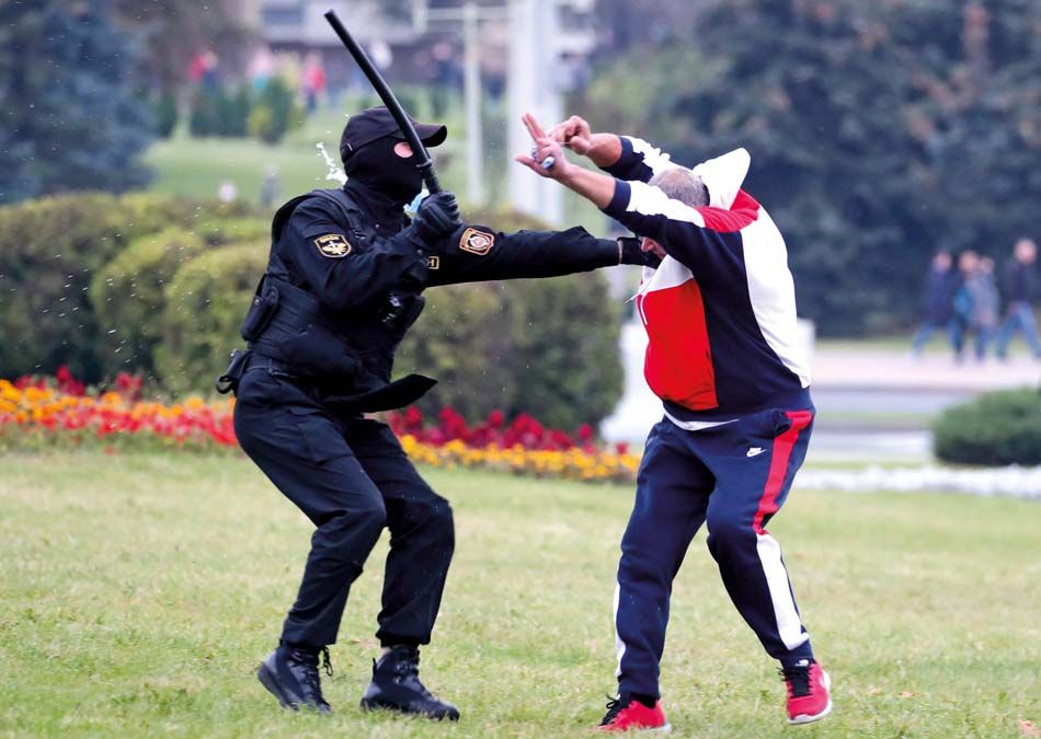 Akcióban Lukasenka rendőrsége október 11-én.<br>Fotó: REUTERS / Natalia Fedosenko / TASS 