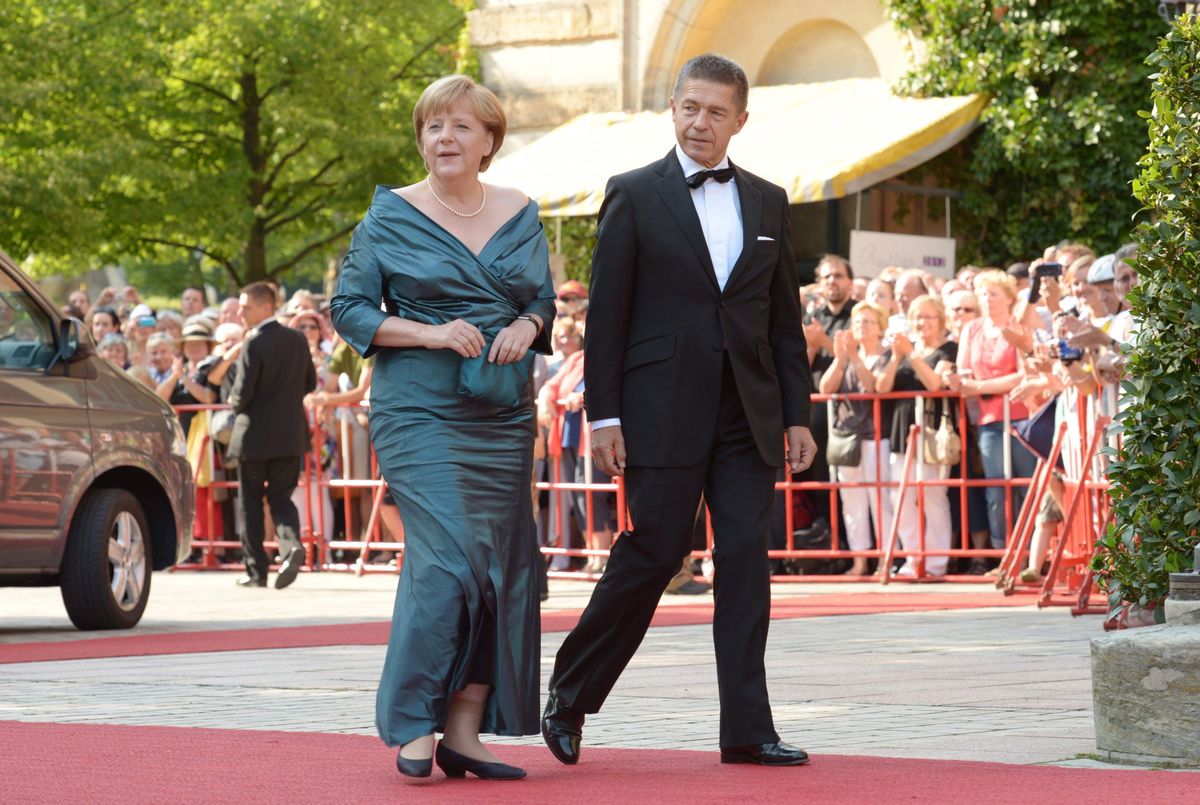 A képen Angela Merkel német kancellár férjével, Joachim Sauerrel megérkezik a bayreuthi operaházhoz 2012. július 25-én. Fotó: MTI/EPA/David Ebener