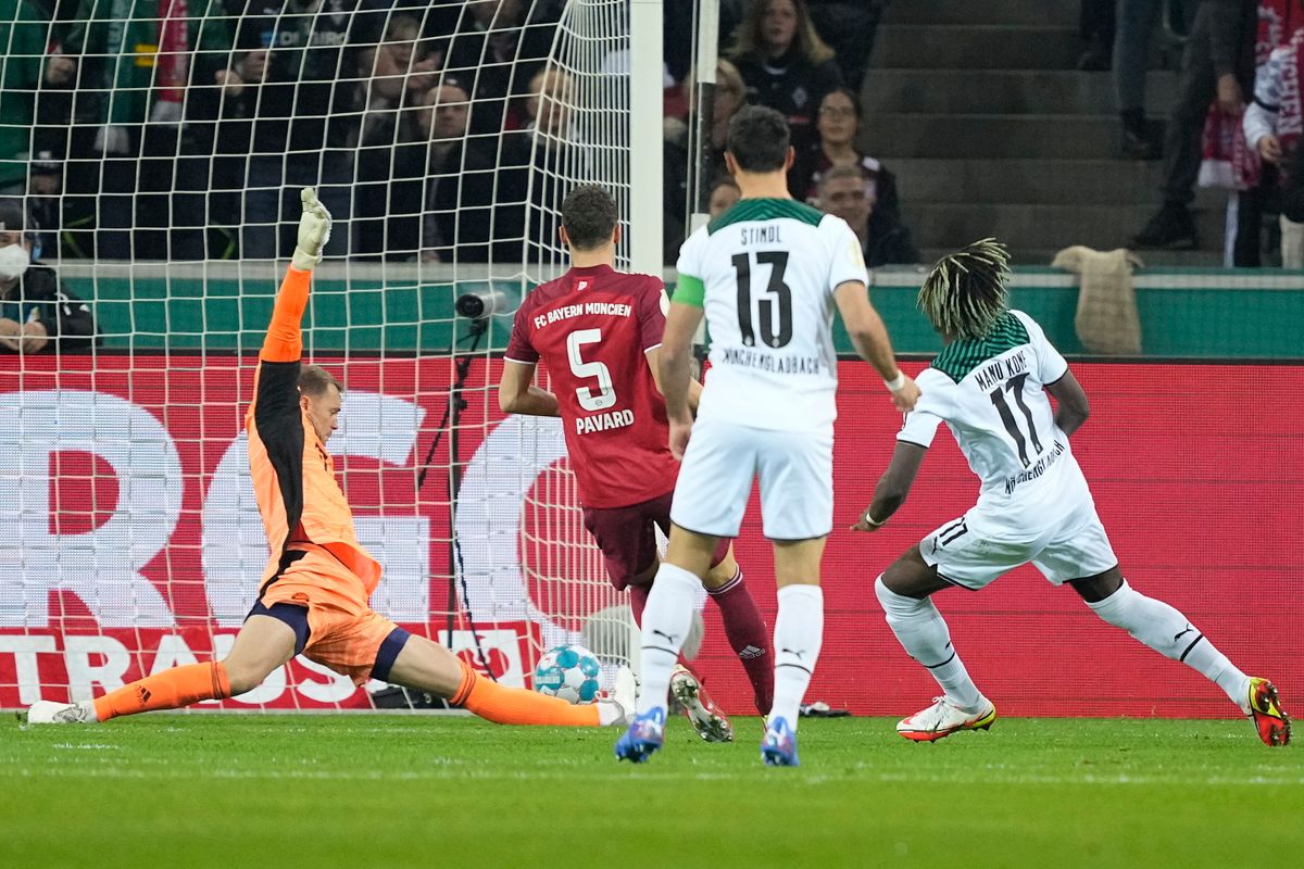 Manu Koné, a Borussia Mönchengladbach játékosa gólt lő a Borussia Mönchengladbach-Bayern München mérkőzésen. Fotó: MTI/AP/Martin Meissner