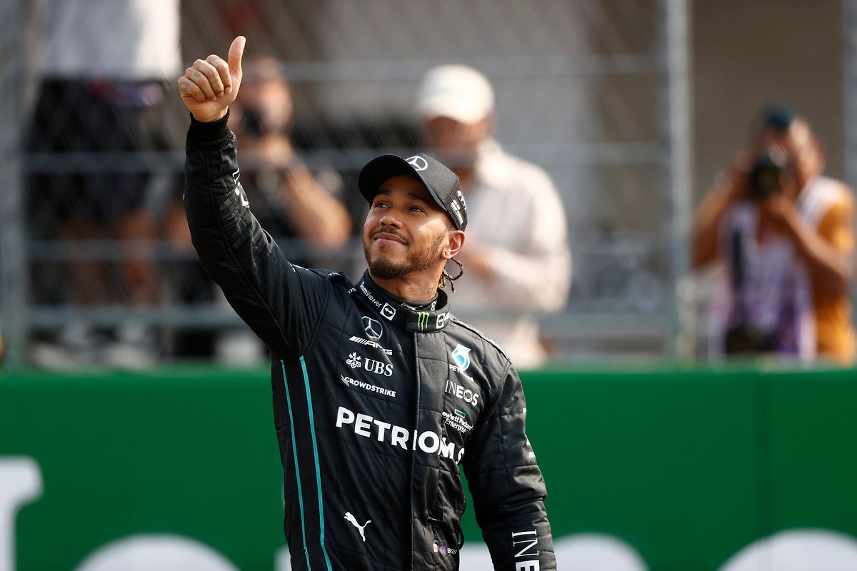  Lewis Hamilton bár továbbra is nyeretlen idén, most elégedett lehet a második hellyel (Fotó: LAT Images/Mercedes AMG Petronas)