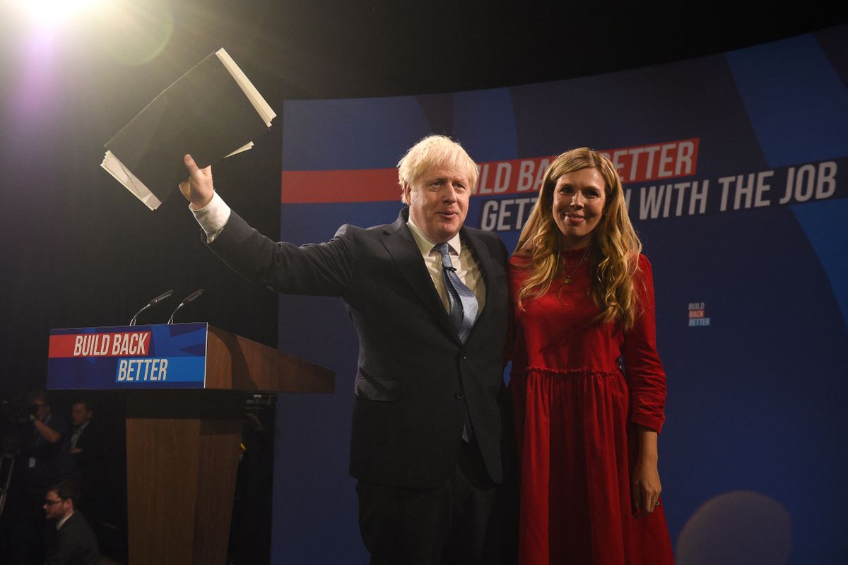 Jóban, rosszban: Boris Johnson feleségével, Carrie Johnsonnal. Carrie politikai karrierje is a Konzervatívoknál kezdődött. Fotó: OLI SCARFF / AFP