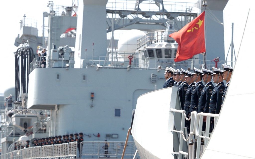 Kínai hadihajó legénysége sorakozik kihajózáskor. Fotó: JIANG SHAN / XINHUA / XINHUA VIA AFP