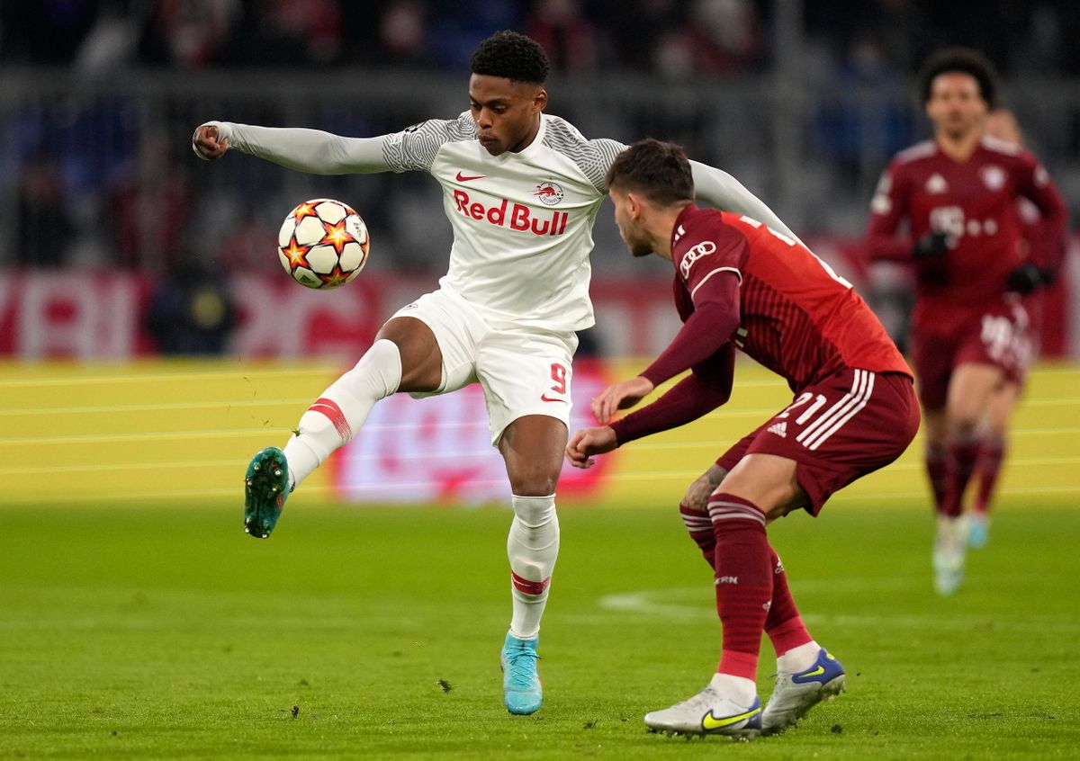 Lucas Hernandez, a Bayern München (k) és Chukwubuike Adamu (b), a Salzburg játékosa. Fotó: MTI/AP/Matthias Schrader