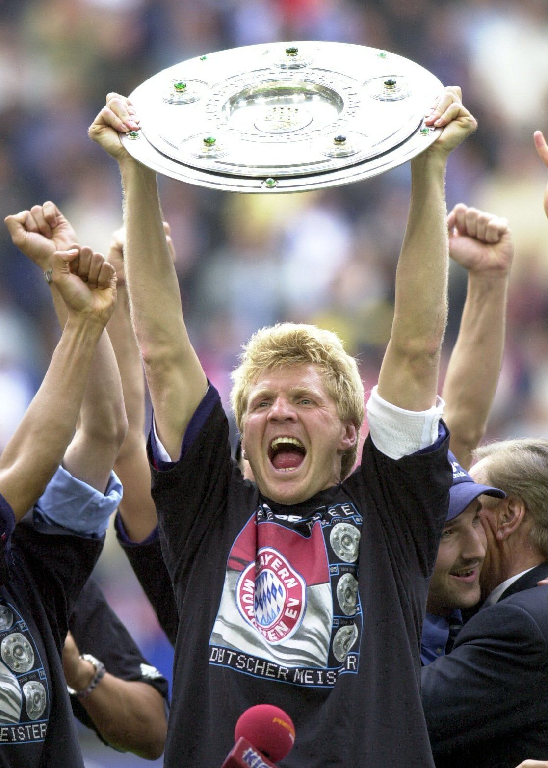 Stefan Effenberg, a német Bayern München kapitánya boldogan emeli a magasba a Salátástálat az 1-1 arányú döntetlennel zárult Hamburger SV elleni találkozó végén Hamburgban 2001. május 19-én, miután a Bayern München története során tizenhetedszer nyerte meg a német bajnokságot. Pedig ősszel még a Schalke volt az élen. MTI FOTÓ/ EPA/ULRICH PERREY