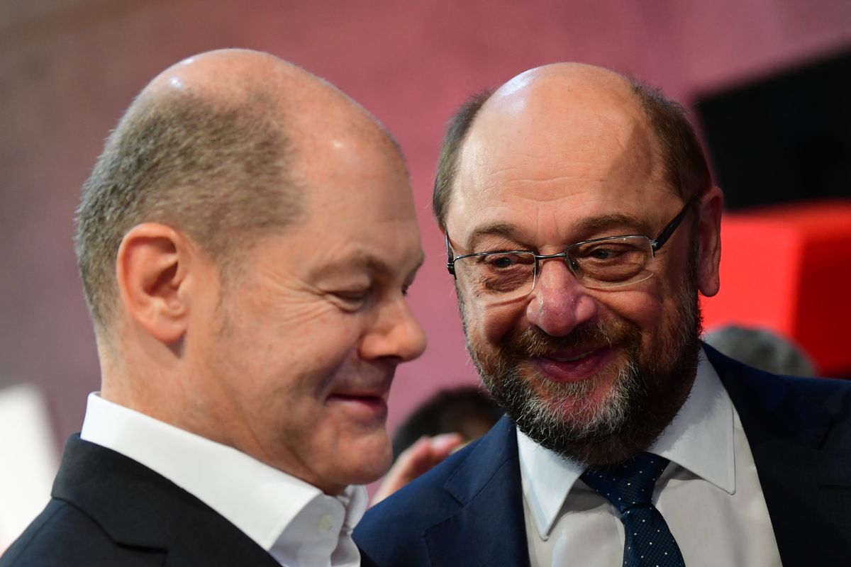 Mellettem az utódom: Olaf Scholz és Martin Schulz. Fotó: MTI/EPA/Clemens Bilan
