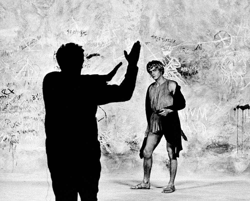 Róma, 1973. Federico Fellini olasz filmrendező instrukciókat ad az Encolpiust alakító Martin Potter színésznek a Satyricon című film rendezése közben. MTI