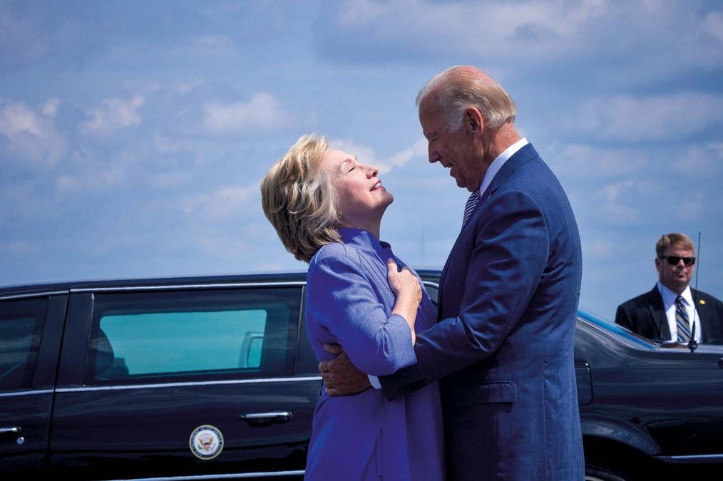 Joe Biden az elnökjelölt Hillary Clintont üdvözli 2016-ban.<br>Fotó: REUTERS / Charles Mostoller 
