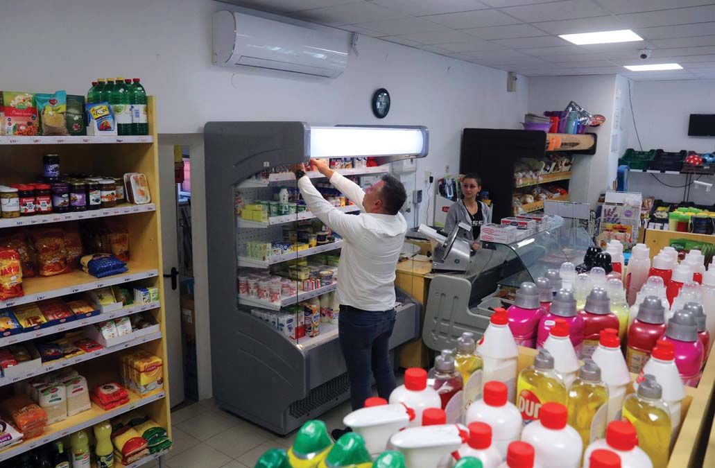 Megújult kis bolt a Szabolcs-Szatmár-Bereg vármegyei Tivadaron <br> Fotó: MTI / Vajda János