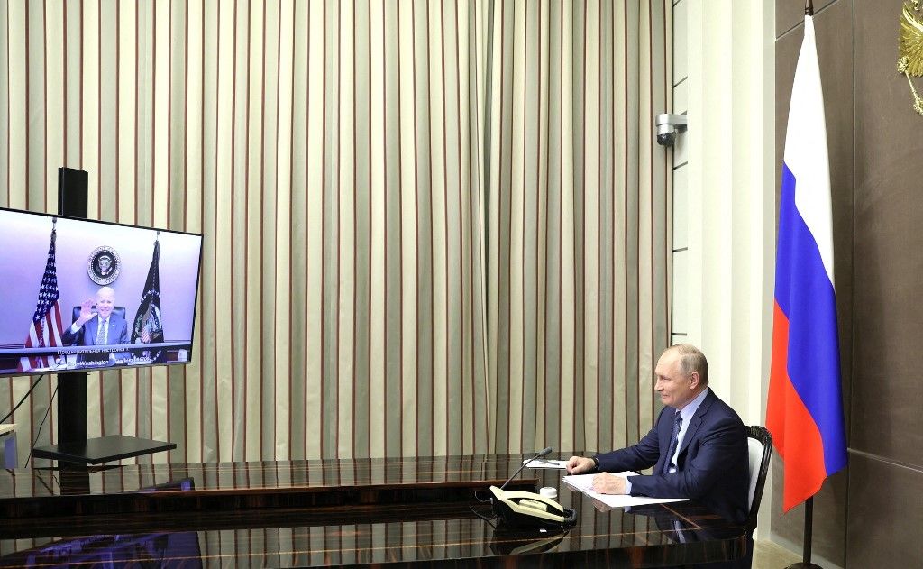 Inkább maguk szeretik megbeszélni a dolgot: Joe Biden és Vlagyimir Putyin videótelefonál. Fotó: EYEPRESS NEWS / EYEPRESS VIA AFP