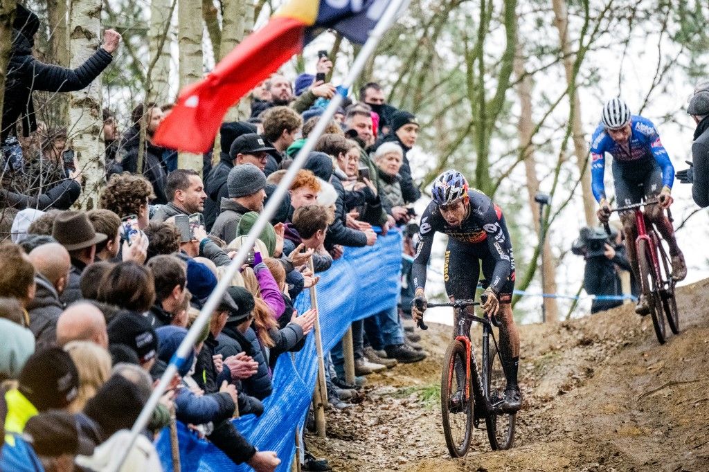 A belga Wout van Aert, mögötte a holland Mathieu van der Poel még januárban egy cyclocross versenyen. A környék határozottan nem az Olasz Riviéra.<br>Fotó: Jasper Jacobs / Belga / AFP