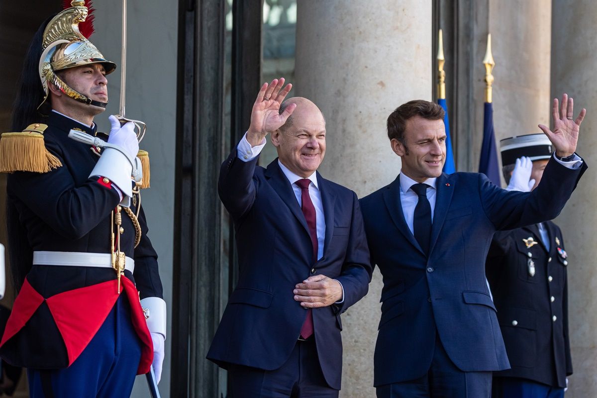 Emmanuel Macron francia elnök fogadja Olaf Scholz német kancellárt a párizsi államfői rezidencián, az Elysée-palotában 2022. október 26-án. MTI/EPA/Christophe Petit Tesson
