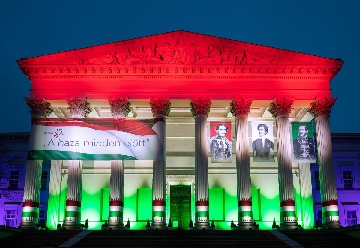 A nemzeti ünnep tiszteletére feldíszített Magyar Nemzeti Múzeum épülete esti díszkivilágításban 2021. március 13-án.<br>Fotó: MTI/Mohai Balázs