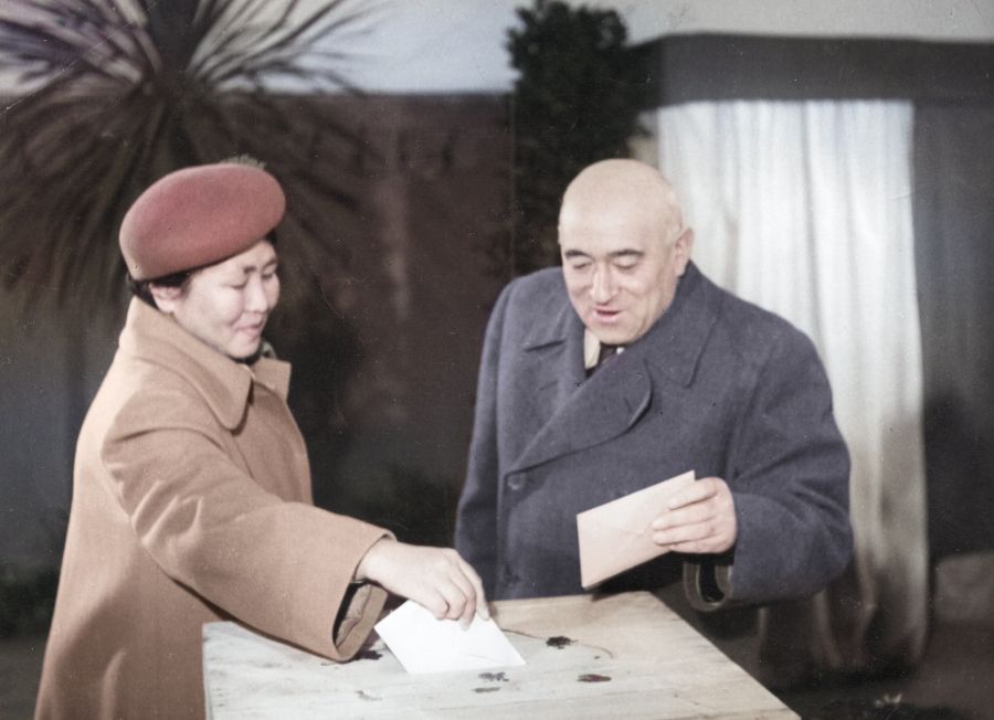Rákosi Mátyás és jakut származású felesége, Fenya Fjodorovna Kornyilova szavaznak az 1950-es tanácsválasztáson. <br> Fotó: Fortepan / Bauer Sándor