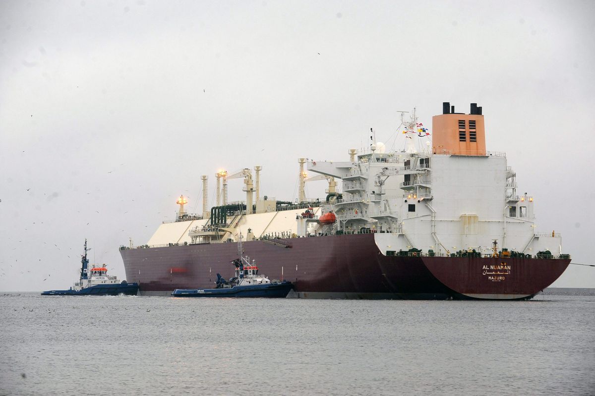 Cseppfolyósított gázt szállító hajó Lengyelországban. Forrás: MTI/EPA/Tomek Muranski