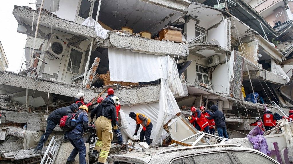 A szakemberek szerint az építési szabályok megszegése vezetett sok épület összeomlásához (Omer Yasin Ergin / ANADOLU AGENCY / Anadolu Agency via AFP)
