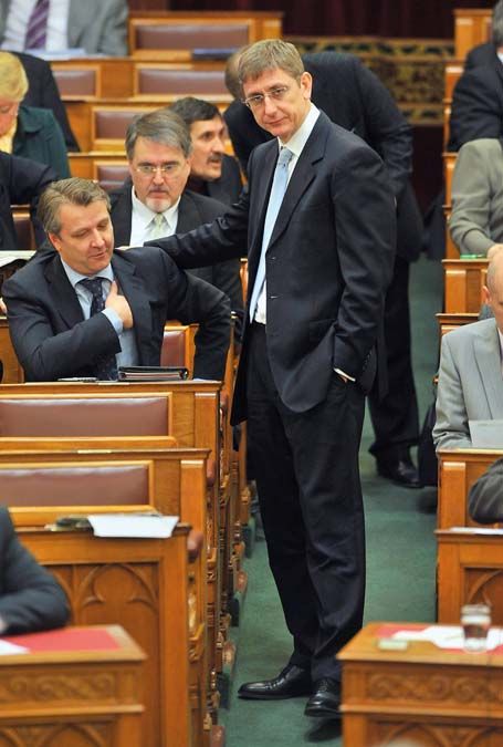 Molnár Gyula szocialista parlamenti képviselő és Gyurcsány Ferenc leköszönő miniszterelnök beszélget  az Országgyűlés plenáris ülésén 2009-ben.<br>Fotó: MTI / Koszticsák Szilárd