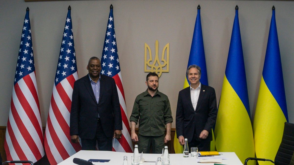 Volodimir Zelenszkij ukrán elnök, Antony Blinken amerikai külügyminiszter és Lloyd Austin amerikai védelmi miniszter Kijevben tartott megbeszélésükön 2022. április 24-én. MTI/AP/Amerikai védelmi minisztérium