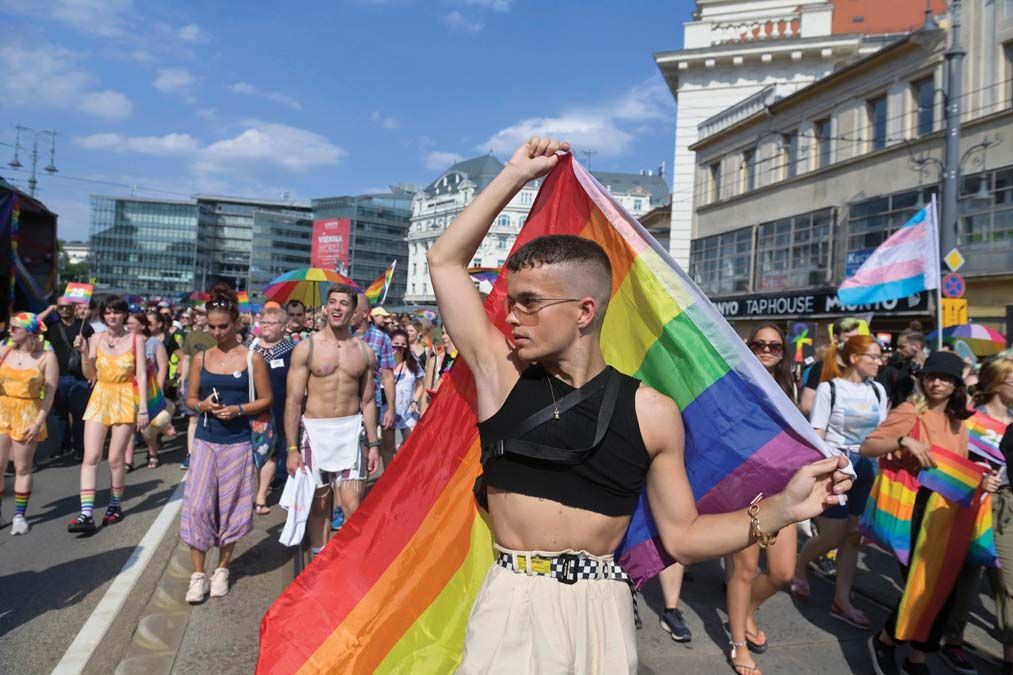 A 26. Budapest Pride résztvevői vonulnak a Vámház körúton július 24-én. <br> Fotó: MTI / Koszticsák Szilárd