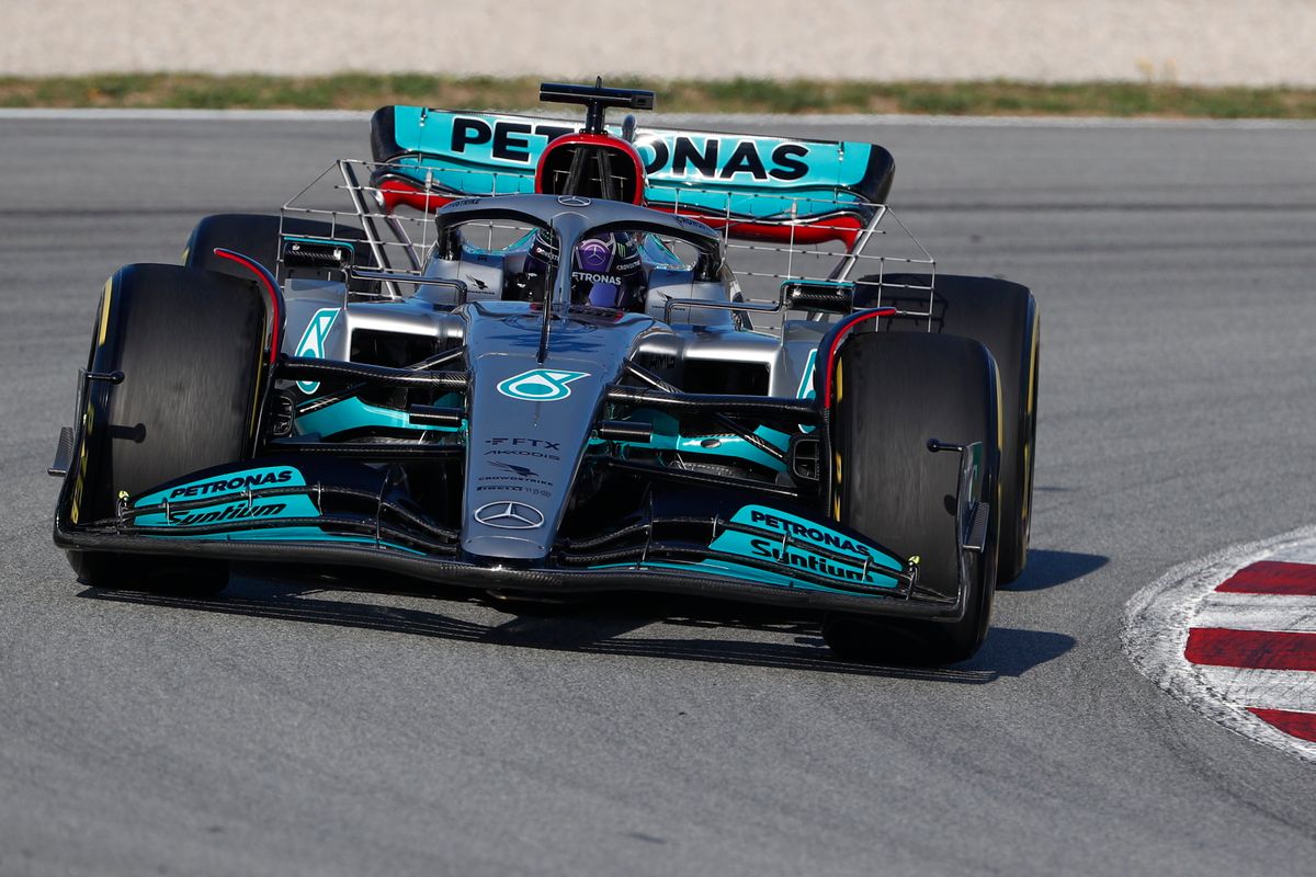 Lewis Hamilton, a Mercedes brit versenyzője a Barcelona melletti montmelói pályán tartott tesztelésen 2022. február 24-én. A Forma-1-es autós gyorsasági világbajnokság szezonnyitó nagydíját március 20-án rendezik Bahreinben. MTI/AP/Joan Monfort