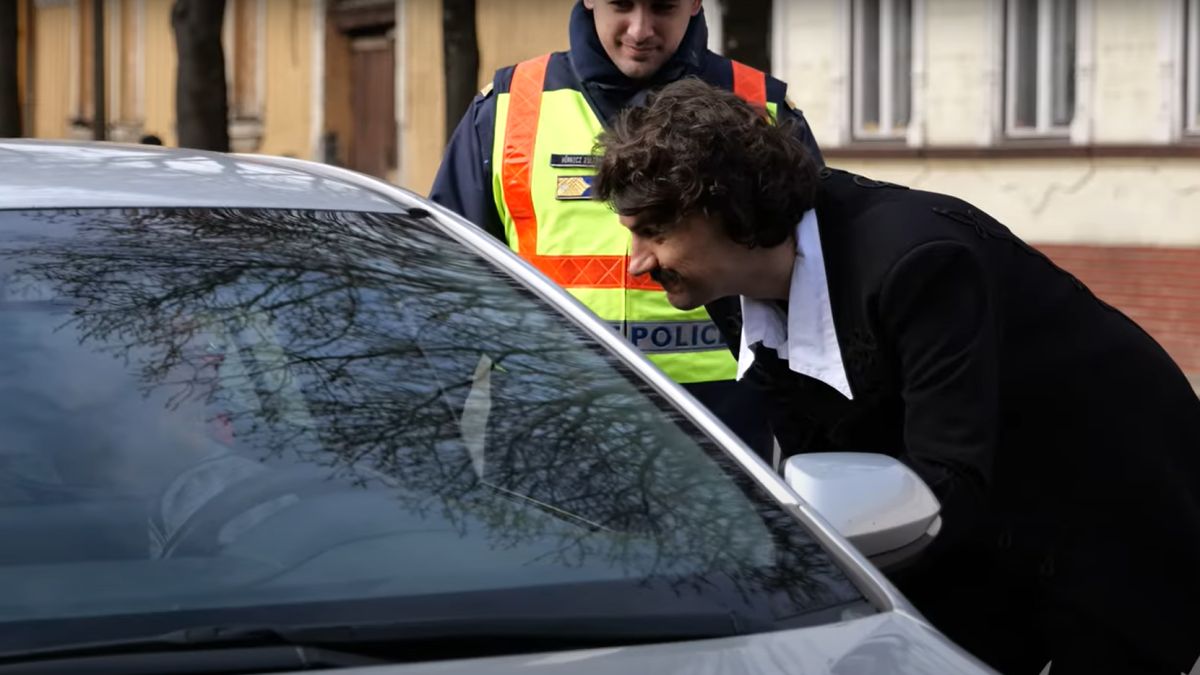 Petőfi Sándor igazoltatott a kecskeméti utcákon (VIDEÓ)