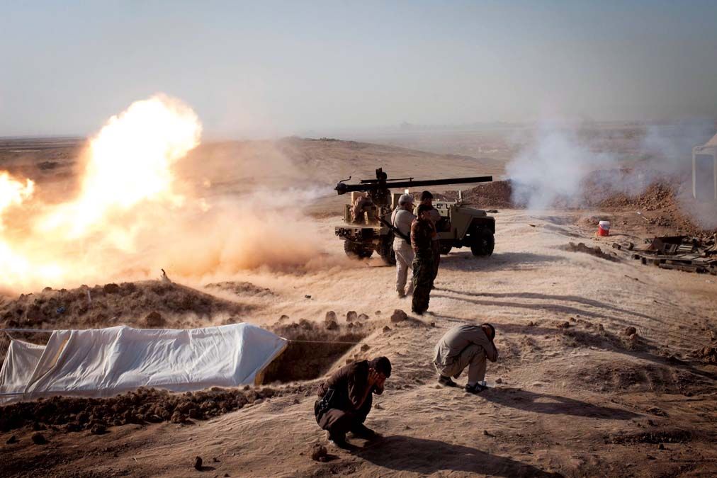 Kurd harcosok ágyúval tüzelnek az Iszlám Állammal vívott harc közben Észak-Irakban 2014. augusztus 31-én. <br> Fotó: MTI / EPA / JM Lopez