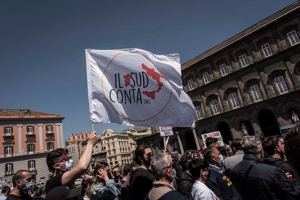 Nápolyban tüntetők követelik  az uniós források felhasználásának átláthatóságát. <br> Fotó: AFP / NURPHOTO