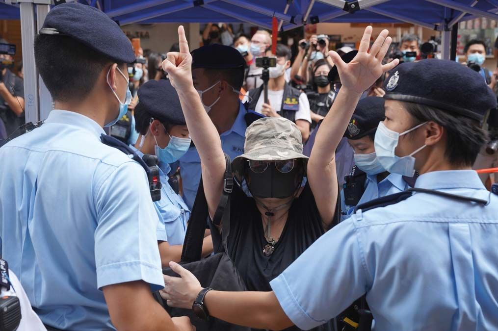 Hongkongi tüntető nő,  miután nem engedélyeztek egy tiltakozást a párt születésnapján<br>Fotó: REUTERS / Lam Yik