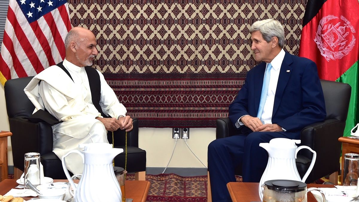 Az afgán elnök és John Kerry amerikai külügyminiszter találkozik 2014-ben, a szavazatok újraszámolása előtt. (Fotó: State Department))