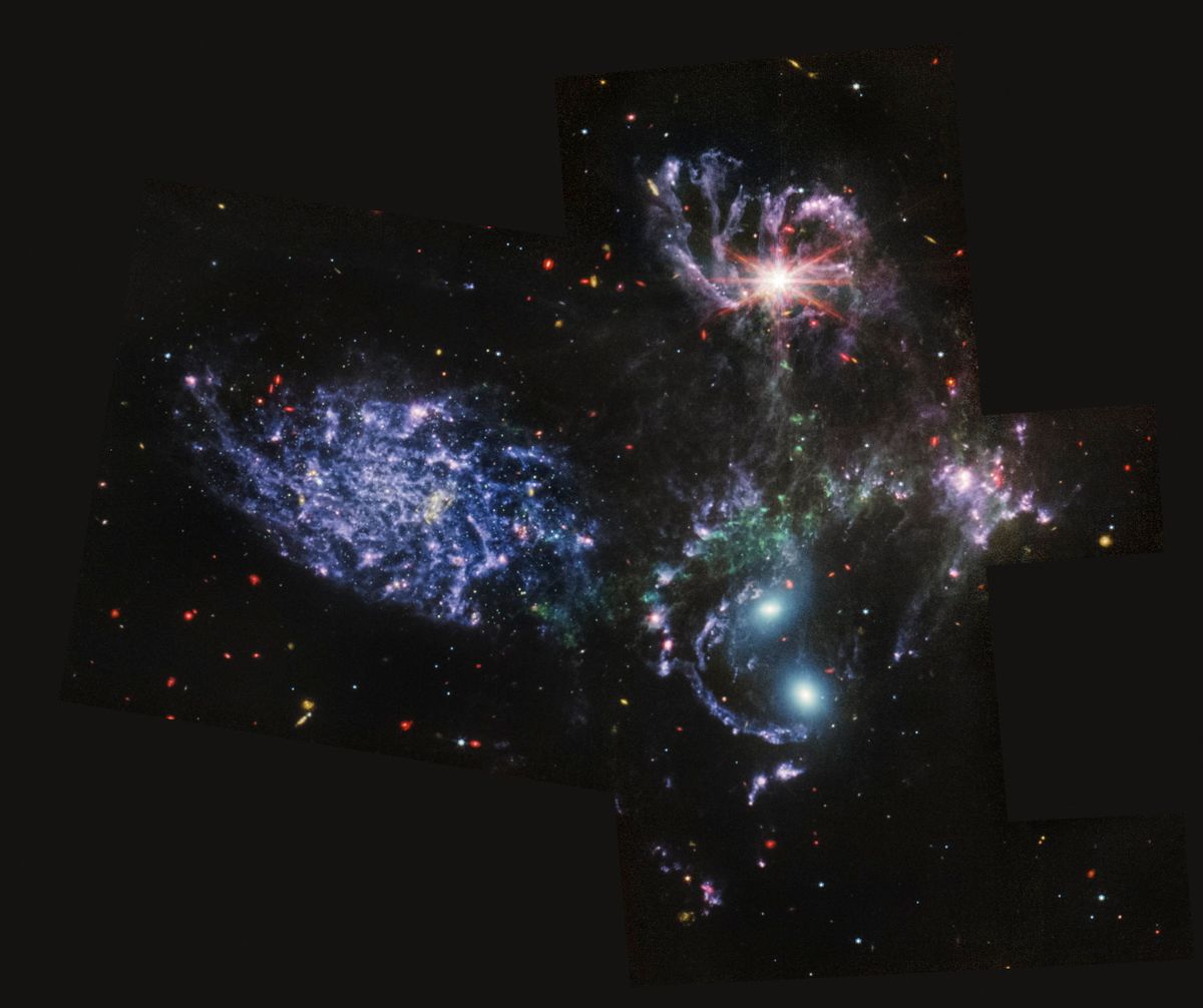 A James Webb amerikai űrteleszkóp által készített kép a Stephan's Quintet nevű, a Pegazus csillagképben elhelyezkedő, öt galaxisból álló csoportról a NASA pasadenai Jet Propulsion Laboratóriumában (MTI/AP/NASA, ESA, CSA, STScI)