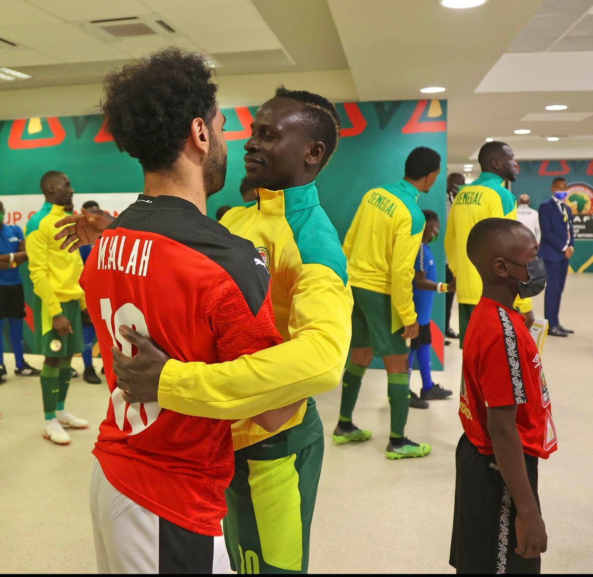 A Liverpool két világklasszis csatára, a szenegáli Sadio Mané (jobbra) és az egyiptomi Mohamed Szalah (balra) üdvözli egymást az idei Afrika-kupa döntője előtt. TotalEnergies Africa Cup of Nations hivatalos Facebook-oldala.