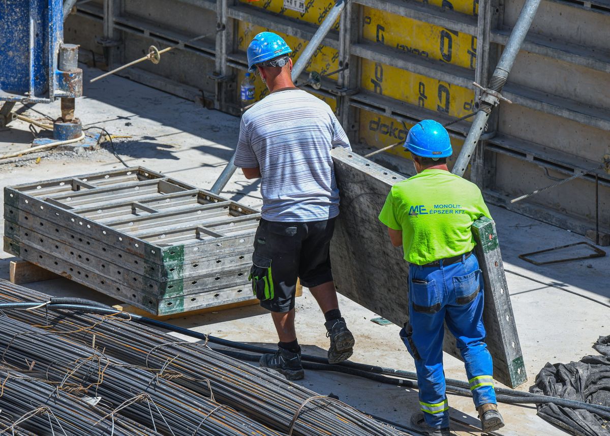 Acélszerelés, zsaluzás, betonozás folyik egy új négycsillagos üzleti szálloda építkezésén a Bajcsy-Zsilinszky utcán, Debrecenben. (Fotó: MTVA/Bizományosi: Oláh Tibor)