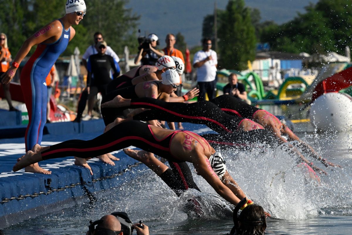 Versenyzők rajtolnak, elöl Rohács Réka a női nyílt vízi úszók 25 kilométeres versenyén a vizes világbajnokságon a budakalászi Lupa-tavon 2022. június 30-án. MTI/Szigetváry Zsolt
