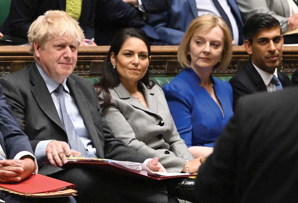 Boris Johnson, Liz Truss, Rishi Sunak és köztük Priti Patel belügyminiszter: folytatódik a brit politikai körhinta <br> Fotó: AFP / UK PARLIAMENT / JESSICA TAYLOR