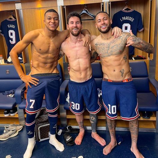 A képen: A nagy hárnas - Mbappé, Messi és Neymar. Itt már nem büntetik, ha lekerül a mez. Fotó forrása: UEFA Champions Leauge Facebook