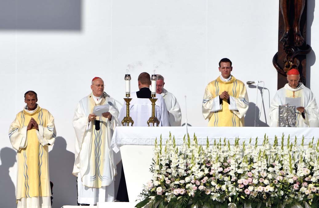 Erdő Péter köszöntőt mond az 52. Nemzetközi eucharisztikus kongresszust megnyitó <br> ünnepi szentmisén a Hősök terén szeptember 5-én. <br> Fotó: MTI / Máthé Zoltán