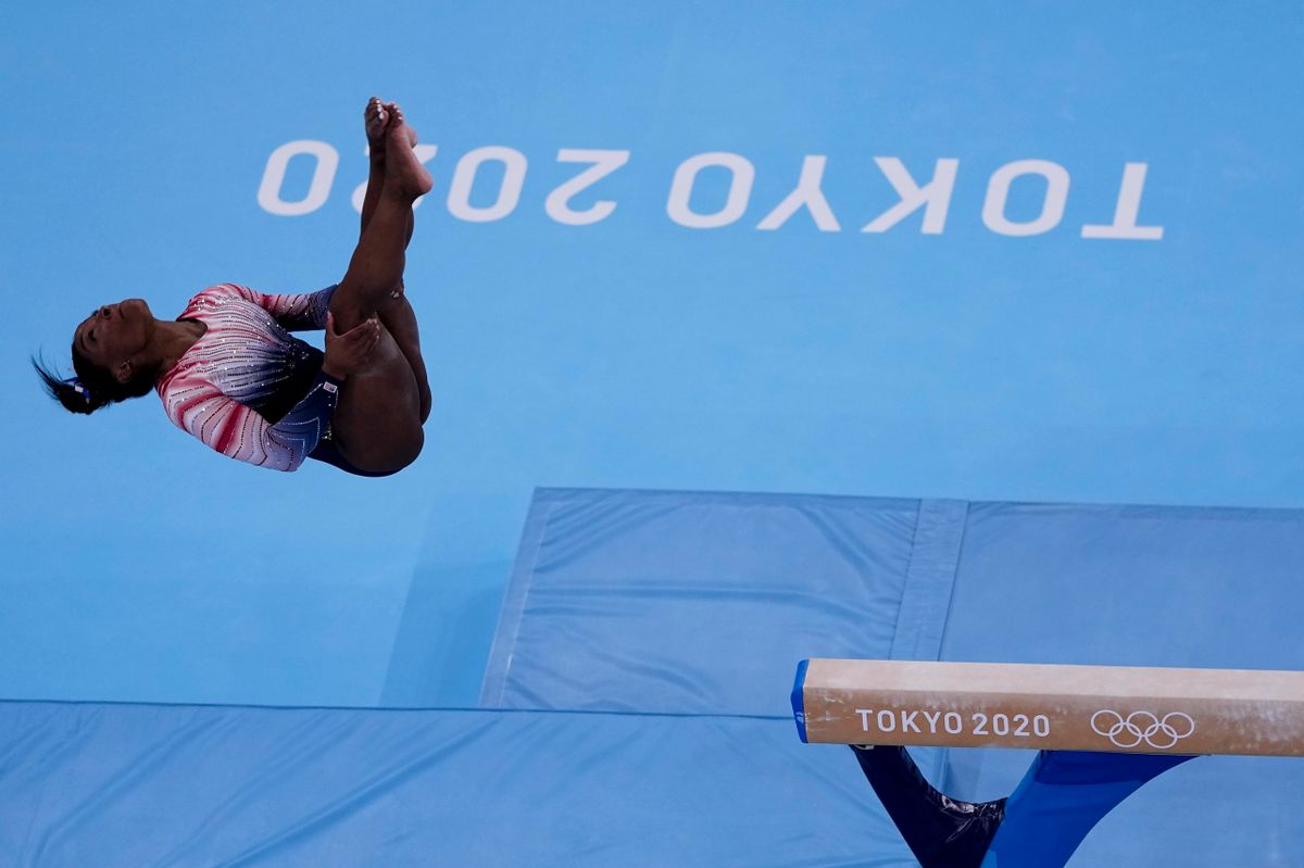 Az amerikai Simone Biles gerendagyakorlatának leugrása egy dupla bicska szaltó a döntőben. Fotó: MTI/AP/Morry Gash