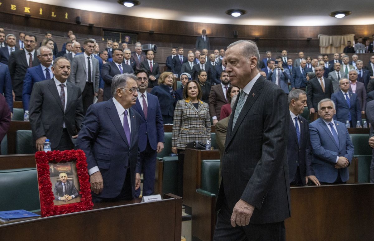 Recep Tayyip Erdogan és a kormánypárti frakció az ankarai parlamentben március elsején – forrás: MEHMET ALI OZCAN / Anadolu Agency via AFP