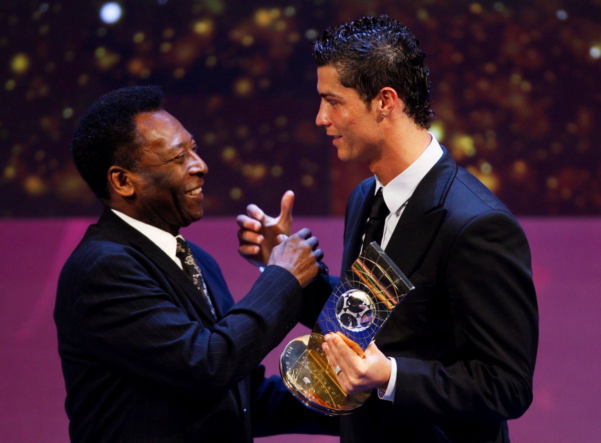 A múlt és a jelen két állócsillaga: Pelé és Cristiano Ronaldo Fotó: MTI/EPA Steffen Schmidt
