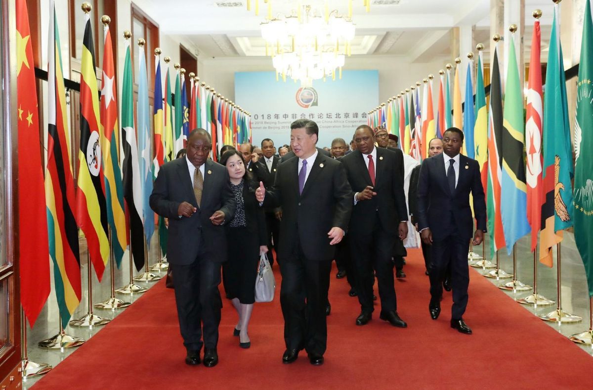Hszi Csin-ping kínai államfő afrikai vezetők társaságában a Forum on China-Africa Cooperation (FOCAC) 2018-as csúcstalálkozóján. (Fotó: beltandroad.news)
