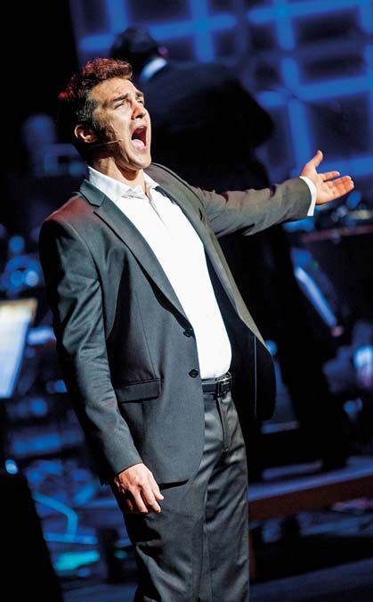 Dolhai Attila énekel a Kaszás Attila-díj díjátadó gálaműsorán a Győri Nemzeti Színházban 2014. szeptember 8-án <br> Fotó: MTI/ Krizsán Csaba