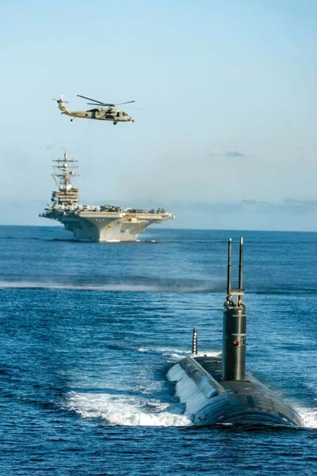 Az amerikai, atomhajtású USS Annapolis tengeralattjáró a szintén atomhajtású USS Ronald Reagan repülőgép-hordozóval szeptember 30-án <br> Fotó: AFP / Handout / South Korean Defence Ministry 