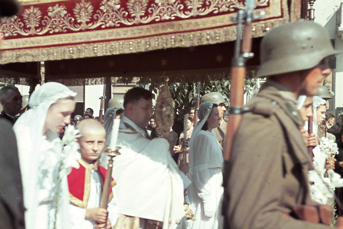 Katolikus körmenet Szabadkán 1941-ben magyar katonák védelmében<br>FOTÓ: FORTEPAN / ADOMÁNYOZÓ: LUKÁCS ZSOLT