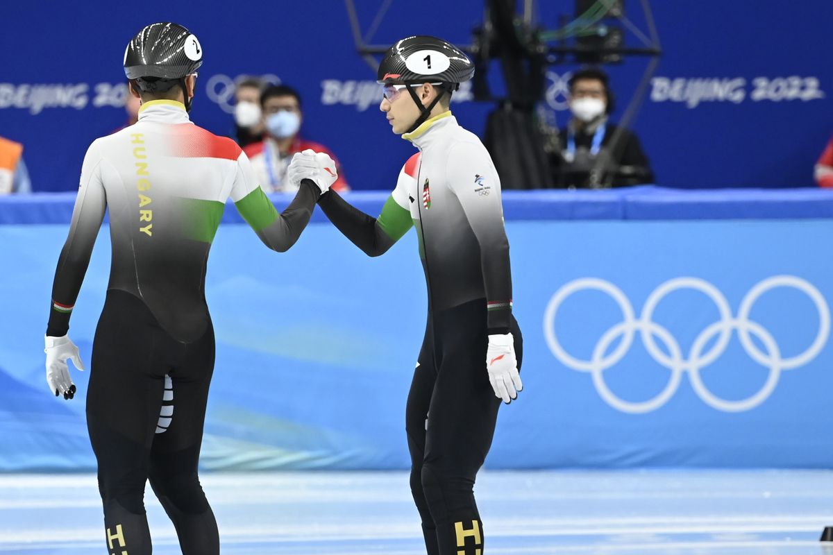 Liu Shaolin Sándor (balra) és a későbbi bronzérmes Liu Shaoang a férfi rövid pályás gyorskorcsolyázók 1000 méteres versenyének döntője előtt a Fővárosi Fedett Stadionban a pekingi téli olimpián 2022. február 7-én. Liu Shaolin ugyan elsőként haladt át a célvonalon a döntőben, de végül a zsűri két esetben is szabálytalannak látta, sárga lapos büntetéssel zárták ki, azaz a teljes mezőny végére sorolták. MTI/Kovács Tamás
