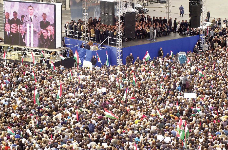 Orbán Viktor beszél 2002. április 13-án a Fidesz Kossuth téren rendezett nagygyűlésén. Az első forduló után a párt mozgósítani kezdett, a téren hatalmas tömeg gyűlt össze. <br> Fotó: MTI / Kovács Tamás