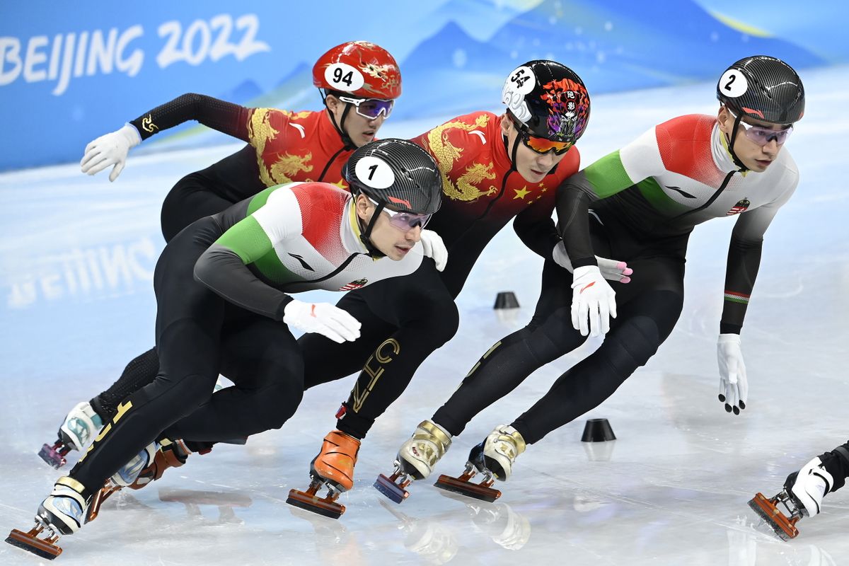 Liu Shaolin Sándor (jobbra), a későbbi győztes kínai Zsen Ce-vej (jobbról a második) és a későbbi bronzérmes Liu Shaoang (balra) a férfi rövid pályás gyorskorcsolyázók 1000 méteres versenyének döntőjében a Fővárosi Fedett Stadionban a pekingi téli olimpián 2022. február 7-én. Liu Shaolin ugyan elsőként haladt át a célvonalon a döntőben, de végül a zsűri két esetben is szabálytalannak látta, sárga lapos büntetéssel zárták ki, azaz a teljes mezőny végére sorolták. MTI/Kovács Tamás